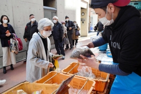 イカナゴのシンコが１キロ１５００円に下がり、列を作る買い物客ら＝１１日午後、神戸市垂水区神田町