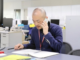 レコーディング曲がグラミー賞に選ばれた大久保有記さん。本社人事総務部で労務管理などの仕事に取り組む＝神戸市中央区脇浜町３（住友ゴム工業提供）