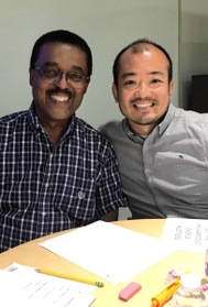 バッファロー・フィルハーモニック・コーラスの仲間と写真に納まる大久保有記さん（大久保さん提供）