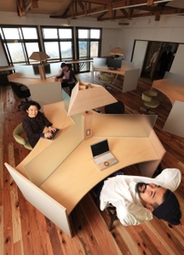 インターネット環境も整備されたワークスペース＝神戸市灘区六甲山町（撮影・吉田敦史）