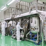 新型コロナウイルスワクチンの原液製造に使用される大型の製造装置＝神戸市内（ＪＣＲファーマ提供）