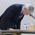 組合長らの内規違反に関して頭を下げる山口一史理事長＝６日午後、神戸市東灘区住吉東町４、生活協同組合コープこうべ健保会館（撮影・坂井萌香）