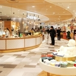 昨年３月に改装オープンした「モンテメール」＝芦屋市船戸町１