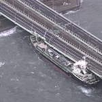 関西空港の連絡橋に衝突したタンカー＝２０１８年９月４日（国土交通省近畿地方整備局提供、一部加工しています）