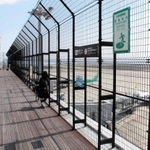 大津波警報などの発令時に、旅客らを高台避難誘導するための神戸空港の展望デッキ＝神戸市中央区