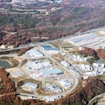 ひょうご情報公園都市（手前）と、道路を挟んで奥に位置する次世代産業団地の開発計画地＝三木市志染町（兵庫県企業庁提供）