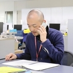 レコーディング曲がグラミー賞に選ばれた大久保有記さん。本社人事総務部で労務管理などの仕事に取り組む＝神戸市中央区脇浜町３（住友ゴム工業提供）