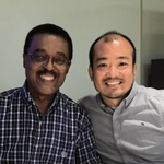 バッファロー・フィルハーモニック・コーラスの仲間と写真に納まる大久保有記さん（大久保さん提供）