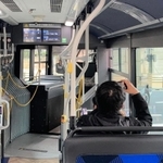 車体がゆったりと右折。後方に乗っていると前方の車体が見える