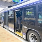 全長１８メートル。ドアは三つあるポートループ＝神戸市中央区