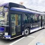 長い車体が目を引くポートループ＝神戸市中央区