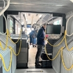 車内の連節部分。人が立てるように手すりなども配置されている