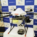 抗菌・抗ウイルス成分の溶剤を噴霧するドローン＝神戸市中央区港島中町６