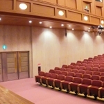 ドローンで抗菌・抗ウイルス成分の溶剤をホールに噴霧するリハーサル＝神戸市内（ミラテクドローン提供）