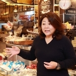 「お買い物は投票」と話すスマイルサークル社長の岩城紀子さん＝２０２１年２月４日、芦屋市東山町、グランドフードホール芦屋本店（撮影・吉田敦史）