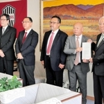 井戸敏三知事（右から２人目）に要望書を手渡す兵庫県旅行業協会の山口嘉幸会長（同３人目）＝２６日午前、県庁