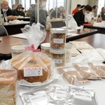 シフォンケーキやパン、コーヒー風味の麦湯などの加工品が紹介された意見交換会＝加古川市加古川町寺家町、兵庫県加古川総合庁舎