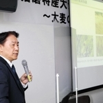 大麦活用の可能性について「他にない商品で地域力を高めることが大切」と話した浦松亮輔さん＝加古川市加古川町寺家町、兵庫県加古川総合庁舎