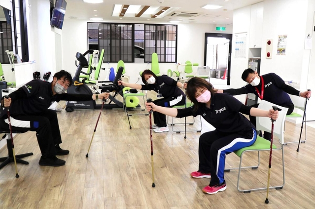 ポールを使ったトレーニングを披露する「トライアス西神中央」のスタッフ＝神戸市西区春日台３