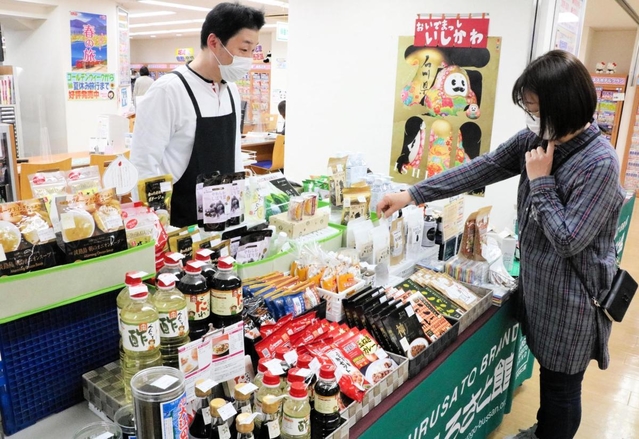 ＪＲ三ノ宮駅構内の日本旅行ＴｉＳ三ノ宮支店に、兵庫県内の特産が並ぶ＝神戸市中央区布引町４