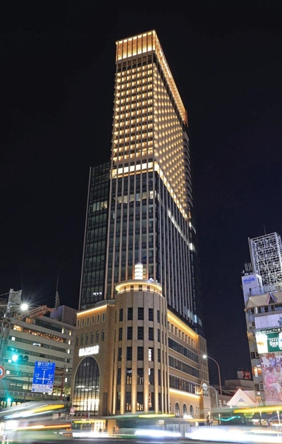 照明がともされた「神戸三宮阪急ビル」。新たなランドマークとして期待されている＝神戸市中央区加納町４