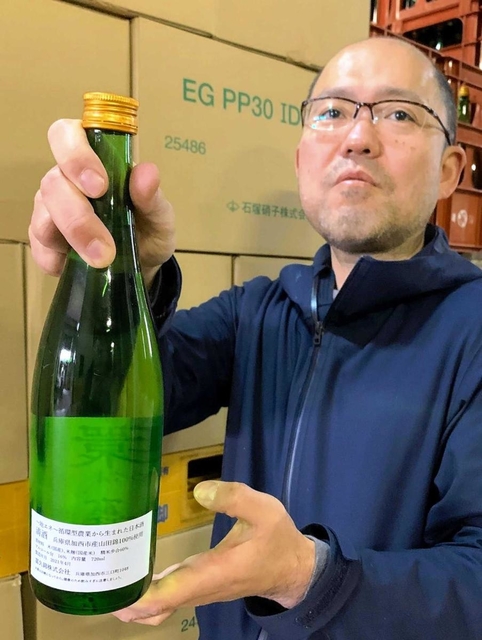 瓶詰めしたばかりの純米吟醸酒「環」について説明する稲岡敬之さん＝加西市三口町、富久錦