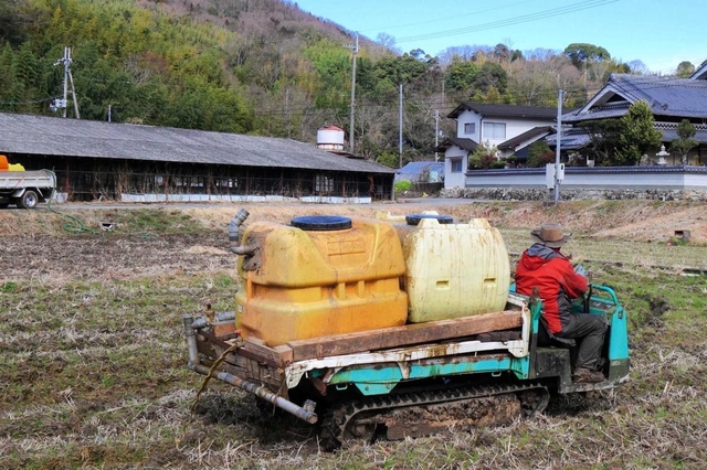 田んぼのもとごえとして、消化液を散布する作業＝２０２０年２月、神戸市北区