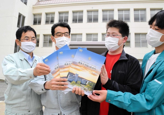 １００周年記念誌を手にする兵庫県立農業大学校の小舟博文校長（左から２人目）や学生ら＝加西市常吉町、同校