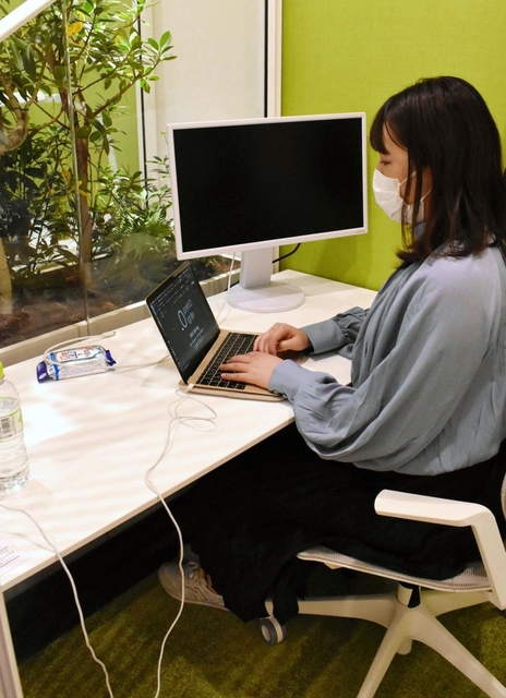 ガラス張りの仕切りの向こうに植物を植えることで開放感を感じさせる個室＝大阪府豊中市新千里東町１、阪急千里中央ビル