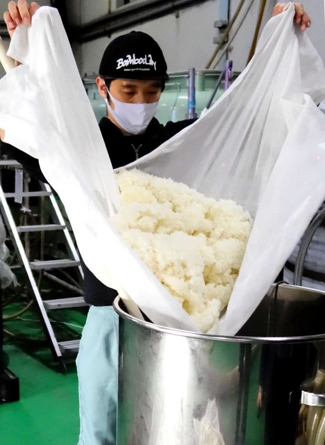 地エネの酒「環（めぐる）」の仕込みに励む壷阪雄一さん＝宍粟市山崎町山崎、山陽盃酒造