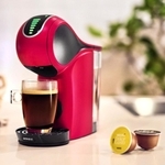 家庭用コーヒーマシン「ネスカフェ　ドルチェ　グスト」（左）と、販売を一時休止する専用カプセル（ネスレ日本提供）