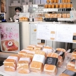 南京町の「長安門」近くにオープンした「神戸ミルク食パン」＝神戸市中央区元町通１