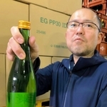瓶詰めしたばかりの純米吟醸酒「環」について説明する稲岡敬之さん＝加西市三口町、富久錦