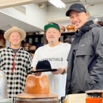 男性用帽子販売10周年を記念した商品を企画したヴィッセル神戸の元選手、近藤岳登さん（右）ら（マキシン提供）