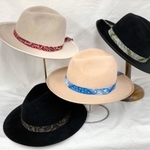 ヴィッセル神戸の元選手、近藤岳登さんらと企画したウエスタンハット（マキシン提供）