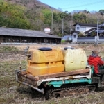 田んぼのもとごえとして、消化液を散布する作業＝２０２０年２月、神戸市北区