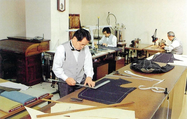 職人が手仕事でスーツを仕上げる（柴田音吉洋服店提供）