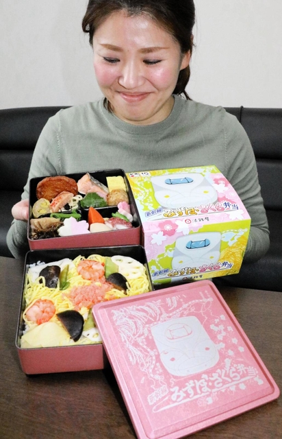 山陽・九州新幹線の相互直通１０年を記念した「新幹線みずほ・さくら弁当」＝神戸市東灘区魚崎南町３、淡路屋