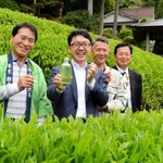 新商品の試作品などを手にする（左から）静香園の前裕二社長、神戸酒類販売の高田康弘専務、神戸みのりの公社の松本紀之さんら＝同市灘区原田