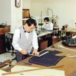 職人が手仕事でスーツを仕上げる（柴田音吉洋服店提供）