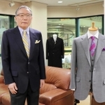 柴田音吉洋服店の柴田音吉社長。奥は初代が手掛けた伊藤博文のフロックコート。共通ブランドは英国調スーツ（右）を得意とする＝神戸市中央区元町通４