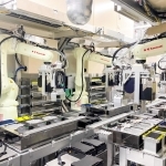 コンテナ内で稼働するロボット（川崎重工業提供）