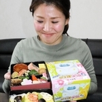 山陽・九州新幹線の相互直通１０年を記念した「新幹線みずほ・さくら弁当」＝神戸市東灘区魚崎南町３、淡路屋