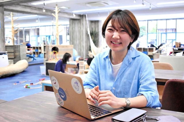 子どもを見守りながら、仕事にも取り組める室内遊び場「PORTO」を開設した佳山奈央さん=神戸市中央区八幡通4