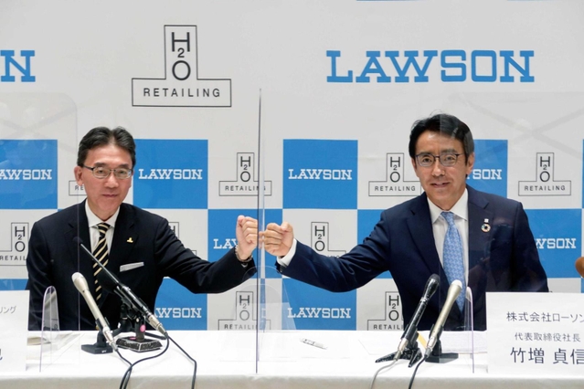 エイチ・ツー・オーリテイリングの荒木直也社長（左）とローソンの竹増貞信社長＝２４日午後、大阪市