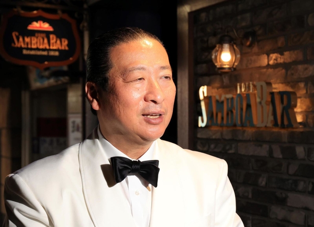 神戸三宮阪急ビルの１階にバー「神戸サンボア」を開く新谷尚人さん＝神戸市中央区加納町４（撮影・吉田敦史）