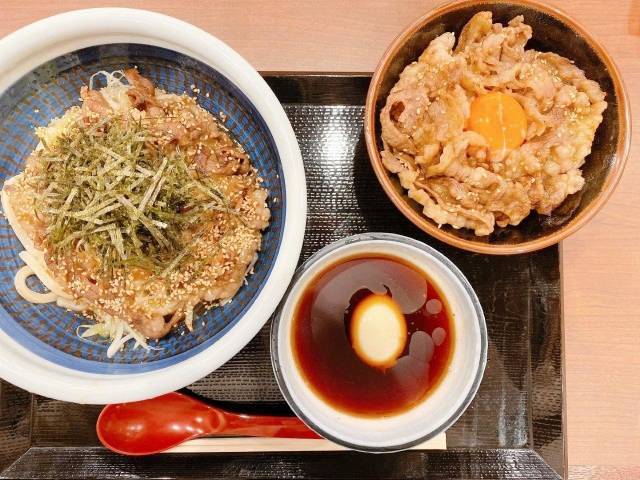 神戸牛旨辛つけうどん（左）と神戸牛焼肉丼＝東京都渋谷区、丸亀製麺テストキッチン