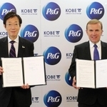 包括連携協定を結んだ神戸市の久元喜造市長（左）とＰ＆Ｇジャパンのスタニスラブ・ベセラ社長＝神戸市役所