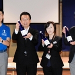 完成した純米吟醸酒「環和」を掲げる神戸酒心館の安福武之助社長（左端）ら＝神戸市東灘区御影塚町１