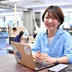 子どもを見守りながら、仕事にも取り組める室内遊び場「ＰＯＲＴＯ」を開設した佳山奈央さん＝神戸市中央区八幡通４